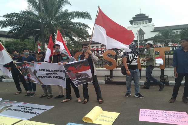 Mahasiswa Gelar Aksi Solidaritas Papua Damai di Gedung Sate