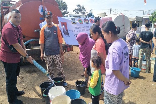 PPNI KBB Kirim Bantuan 10 Ribu Liter Air Bersih untuk Warga Cikawati