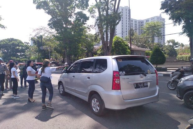 Aksi Dukung Revisi UU KPK, Mojang Bandung Bagi-bagi Bunga ke Warga