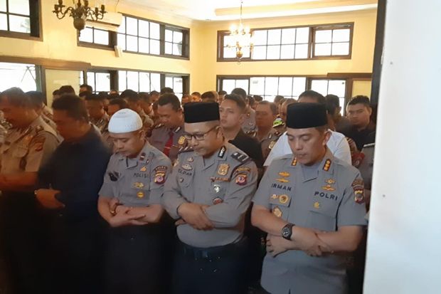 BJ Habibie Wafat, Jajaran Polrestabes Bandung Gelar Salat Gaib