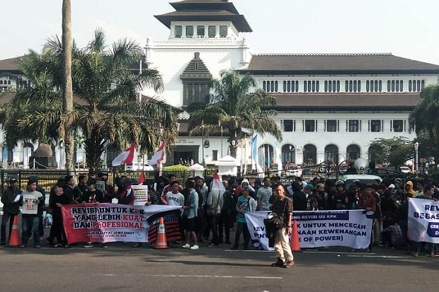 Germas Jabar Gelar Aksi Damai Dukung Revisi UU KPK di Gedung Sate