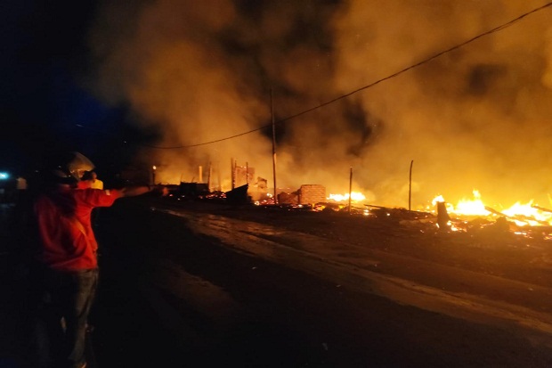 13 Rumah dan Puluhan Kios Penjual Peuyeum di Citatah Ludes Terbakar