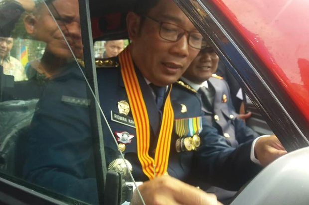 Didampingi Bupati Bekasi, Ridwan Kamil Menjajal Mobil Kancil