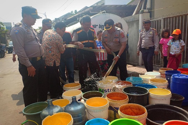 Sumur Warga Kering, Polsek Regol Bantu 30.000 Liter Air Bersih