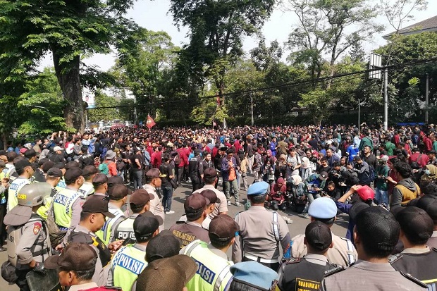 Aksi Unjuk Rasa Kepung Gedung Sate, Jalan Diponegoro Ditutup