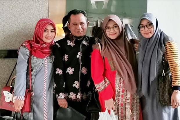 Tanggapan Anggota DPR Lora Fadil Setelah Foto Bareng 3 Istrinya Viral