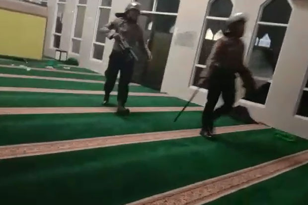 Kejar Pedemo ke Dalam Masjid Tanpa Lepas Sepatu, 2 Oknum Polisi Dihukum