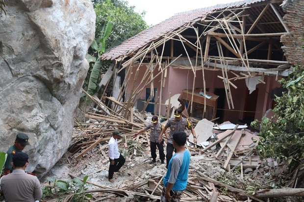 Batu Raksasa Terjang Rumah Warga, Pemprov Jabar Didesak Cabut Izin PT MSS