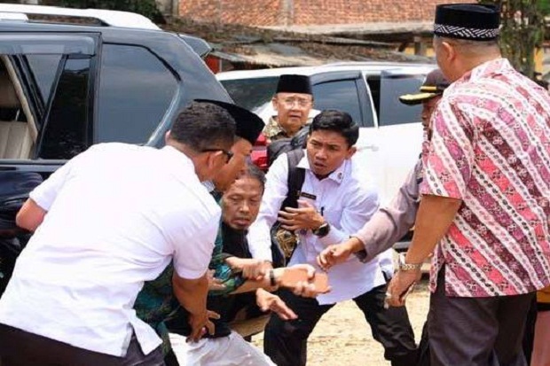 Pria Berpisau Serang Menko Polhukam RI Wiranto