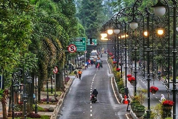 Hujan Lokal Basahi Bandung Siang Malam, Suhu 19,8-31,6 Derajat
