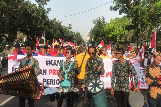 Demonstrasi Damai Massa MPD-Srikandi Millenials Dihibur Musik Angklung