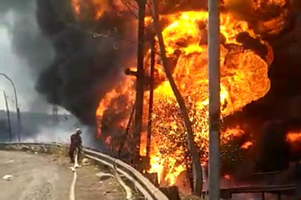 Kebakaran Pipa Pertamina Padam setelah Disiram Cairan AFF Foam