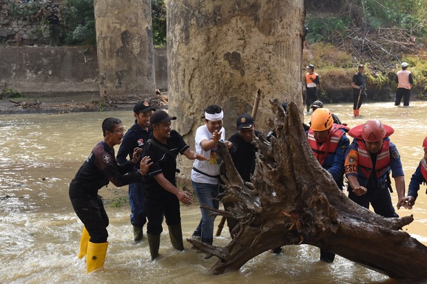 Dedi Mulyadi Ajak Warga Bersih-bersih Sungai Cilamaya di Hari Sumpah Pemuda