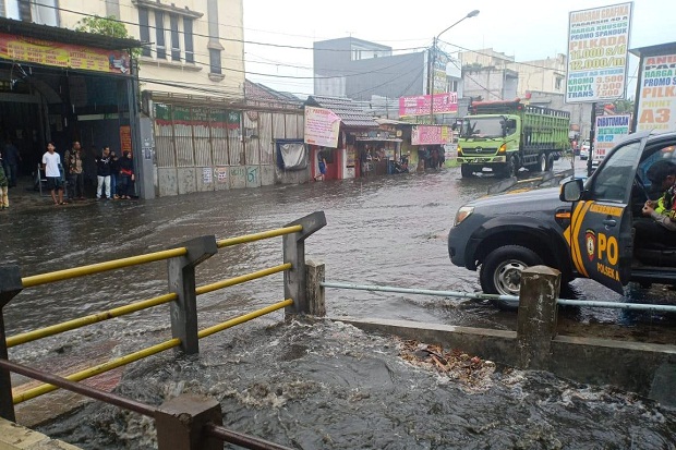 Hujan 1 Jam Guyur Bandung, Banjir Cileuncang Rendam Pagarsih