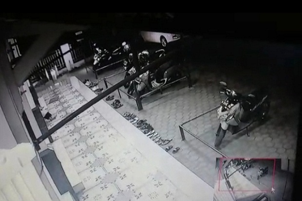 Aksi Pencuri Gasak 2 Motor di Masjid At-Taqwa Lembang Terekam CCTV