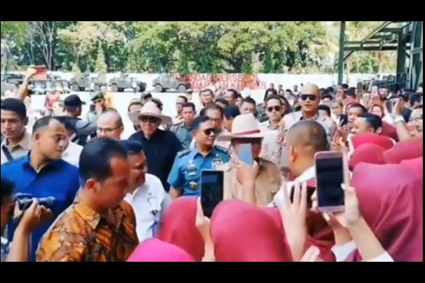 Kunjungi Pindad, Menhan Prabowo Subianto Disambut Lagu Selamat Datang Pahlawan Muda