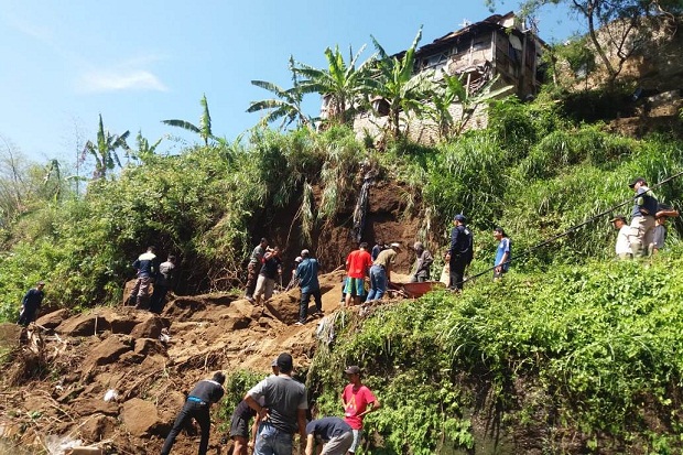 Tebing Setinggi 15 Meter Longsor, 5 Rumah Warga Ciwaruga Terancam