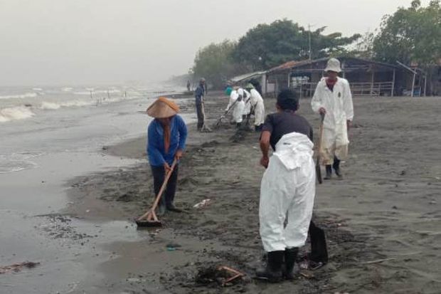 Sisa Tumpahan Minyak Muncul di Laut Karawang
