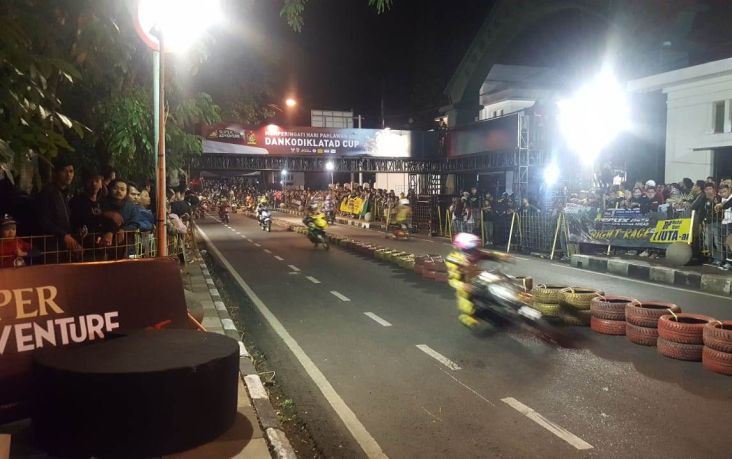 Ribuan Penonton Antusias Saksikan Road Race Night di Bandung