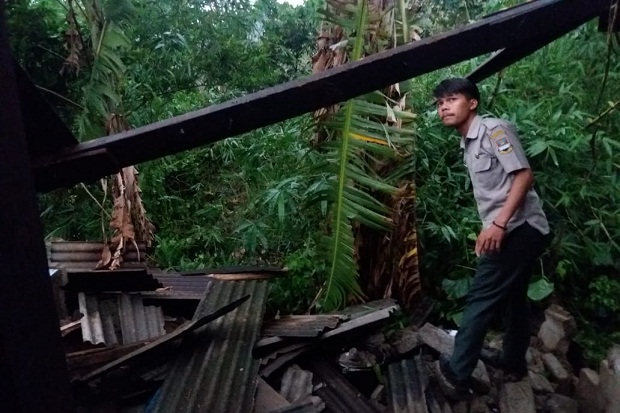 Hujan Deras Disertai Angin Kencang Rusak 34 Rumah di Cililin