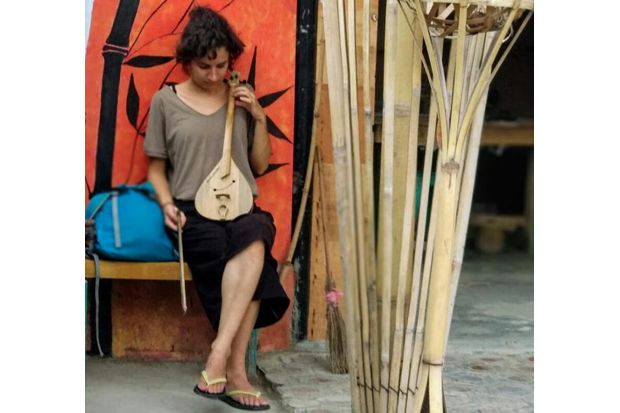 Mahasiswi Asal Hongaria Kepincut Karya Seni Bambu Majalengka