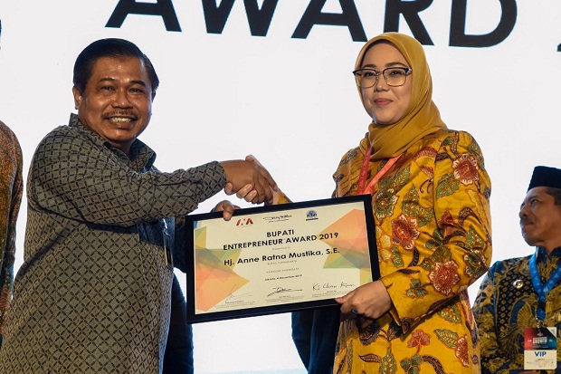 Bupati Purwakarta Raih Regional Leader Entrepreneur Awards 2019