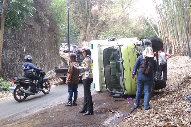 Diduga Rem Blong di Jalan Menurun, Truk Tabrak Tiang Listrik Lalu Terguling