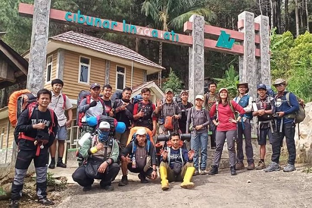 Petugas TNGC Blusukan Pantau Jalur Pendakian Gunung Ciremai