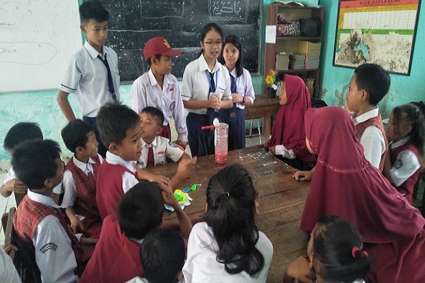 Program Kakak Mengajar SMP Damian School Disambut Antusias Siswa SD