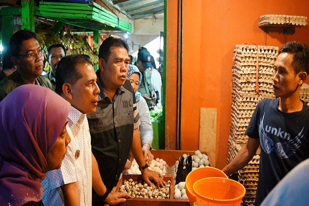 Sidak Pasar Antri, Wali Kota Ajay Pastikan Harga Bahan Pokok Stabil