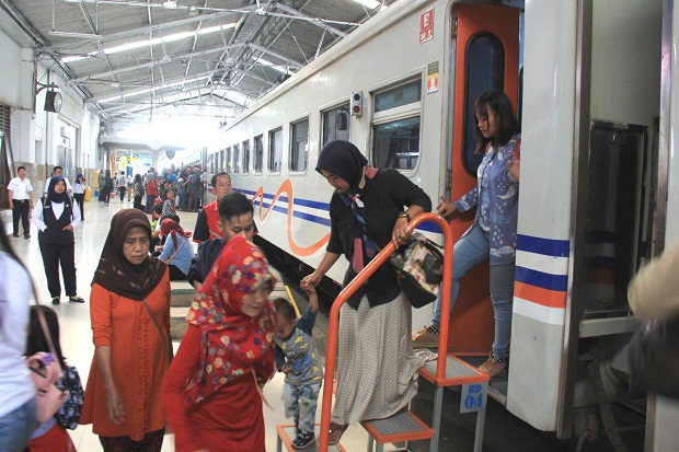 Ribuan Penumpang Kereta Api Mulai Padati Stasiun Bandung