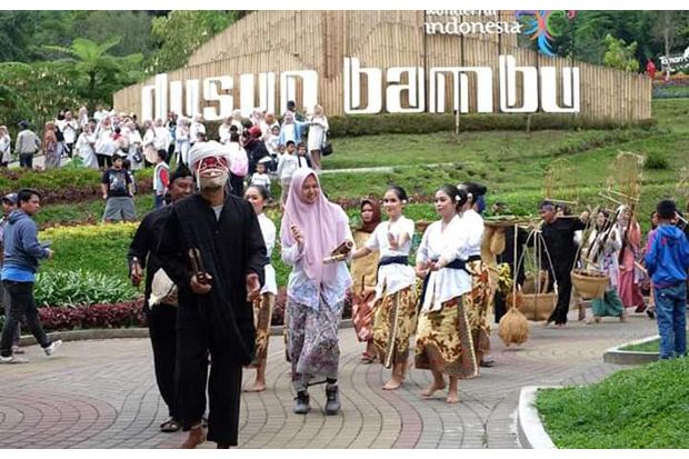 Melihat Parade Hasil Bumi dan Sajian Degung Iwung di Dusun Bambu