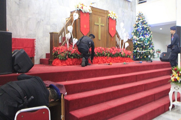 Pastikan Natal Aman, Polsek Kota Karawang Sterilisasi Gereja
