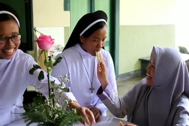 Makan Bersama saat Natal di Biara Santa Maria Perkuat Toleransi di Cirebon