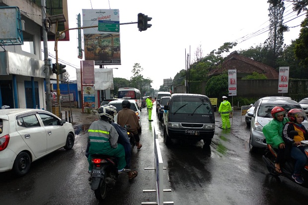 Lembang Macet, Polisi Terapkan One Way di Persimpangan Betrix