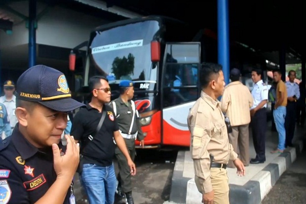 Sidak di Terminal Harjamukti Cirebon, Petugas Temukan Bus Tak Layak Jalan