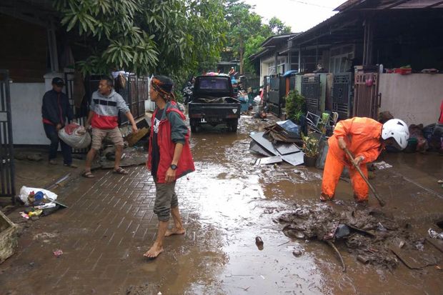 Hujan Terus, Warga Kompleks Cimareme Khawatir Banjir Susulan