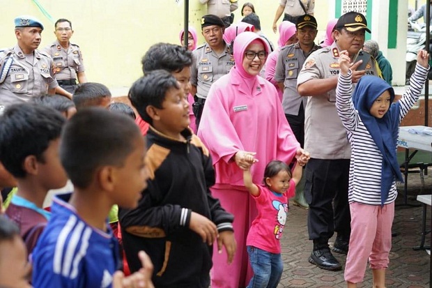 Kapolres Cimahi Pimpin Trauma Healing Korban Banjir di Kampung Caringin Babakan