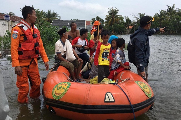 Tim Rescue Basarnas Bandung Evakuasi Korban Banjir Bekasi