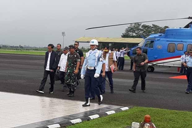 Kabut Tebal, Helikopter Jokowi Batal Mendarat di Sukajaya
