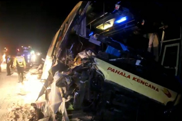 Bus Tabrak Belakang Truk di Tol Cipali, Dua Orang Tewas