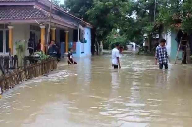 Sungai Tengah Meluap, Banjir Rendam Ratusan Rumah Warga di Indramayu