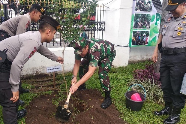Polri Peduli Penghijauan, Polrestabes Bandung dan Jajaran Tanam 2.302 Pohon