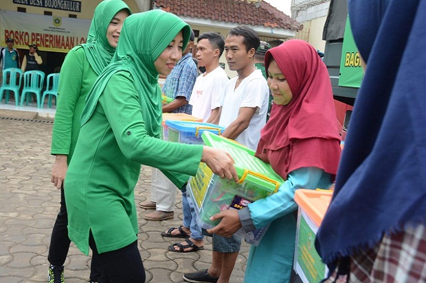 Ketua Persit KCK Salurkan Bantuan untuk Korban Banjir-Longsor di Bogor