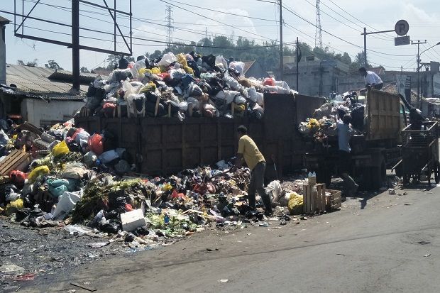 Petugas DLH KBB Angkut 200 Ton Sampah Sisa Banjir Bandang