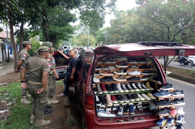 Satpol PP Kota Bandung Tertibkan Mobil Toko di Jalan Diponegoro