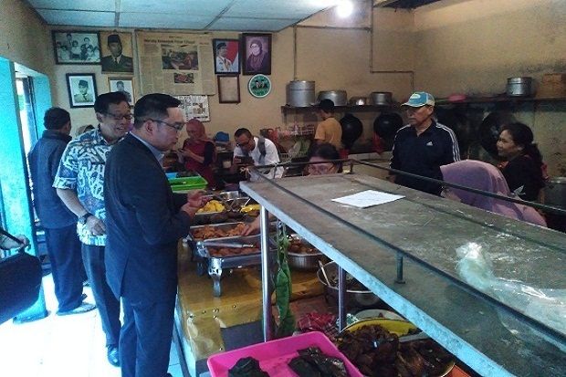 Intip Gaya Emil Kenakan Setelan Jas, Makan Siang di Pasar Cihapit