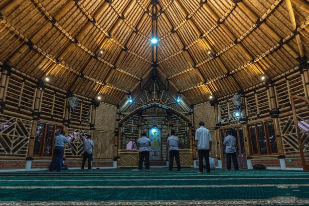 Keunikan Masjid Saka Buana, Masjid Bambu Terbesar di Indonesia