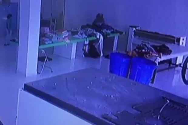 Viral Rekaman CCTV, Petugas RSUD Sampit Ditarik Hantu di Bawah Meja
