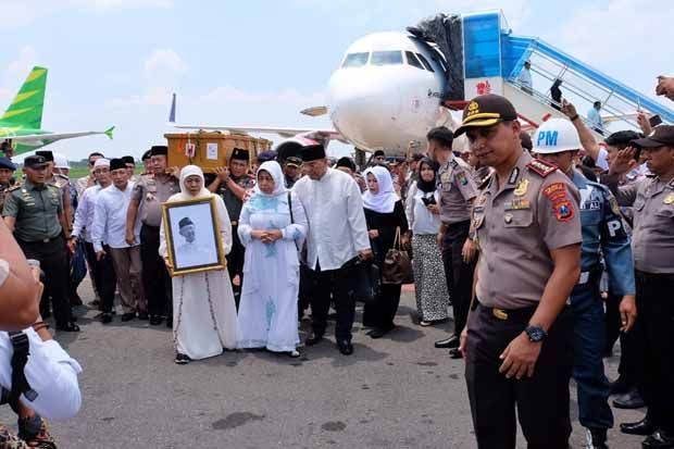 Tiba di Bandara Juanda, Jenazah Gus Sholah Langsung Dibawa ke Jombang